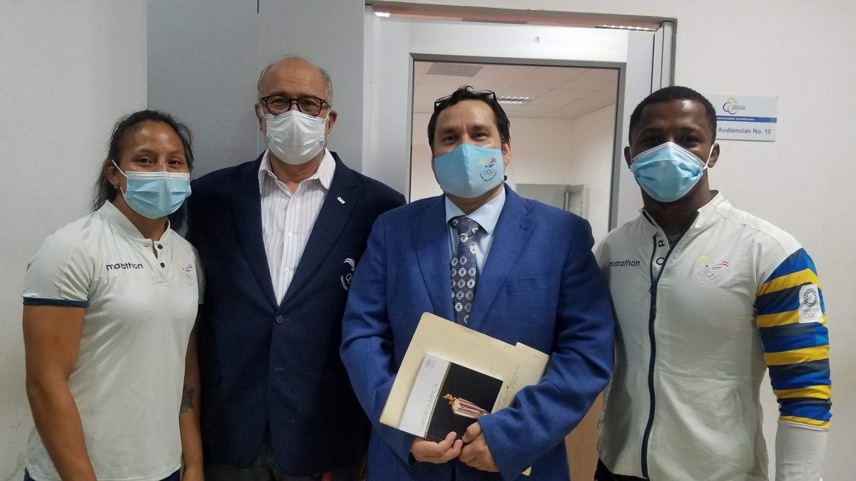 Los deportistas Luisa Valverde (i) y Andrés Montaño (d) junto al presidente del COE Jorge Delgado y uno de los abogados durante el trámite.