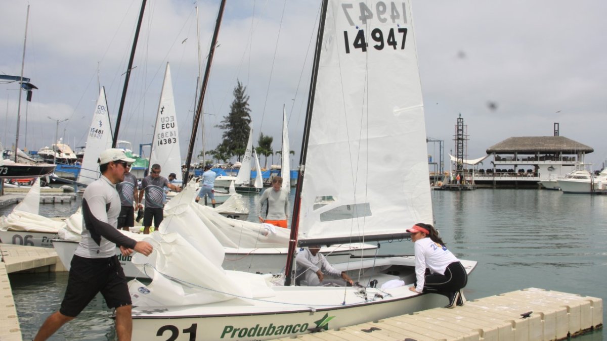 Julio Vélez (i) mientras alistaba la embarcación con Irene Suárez.