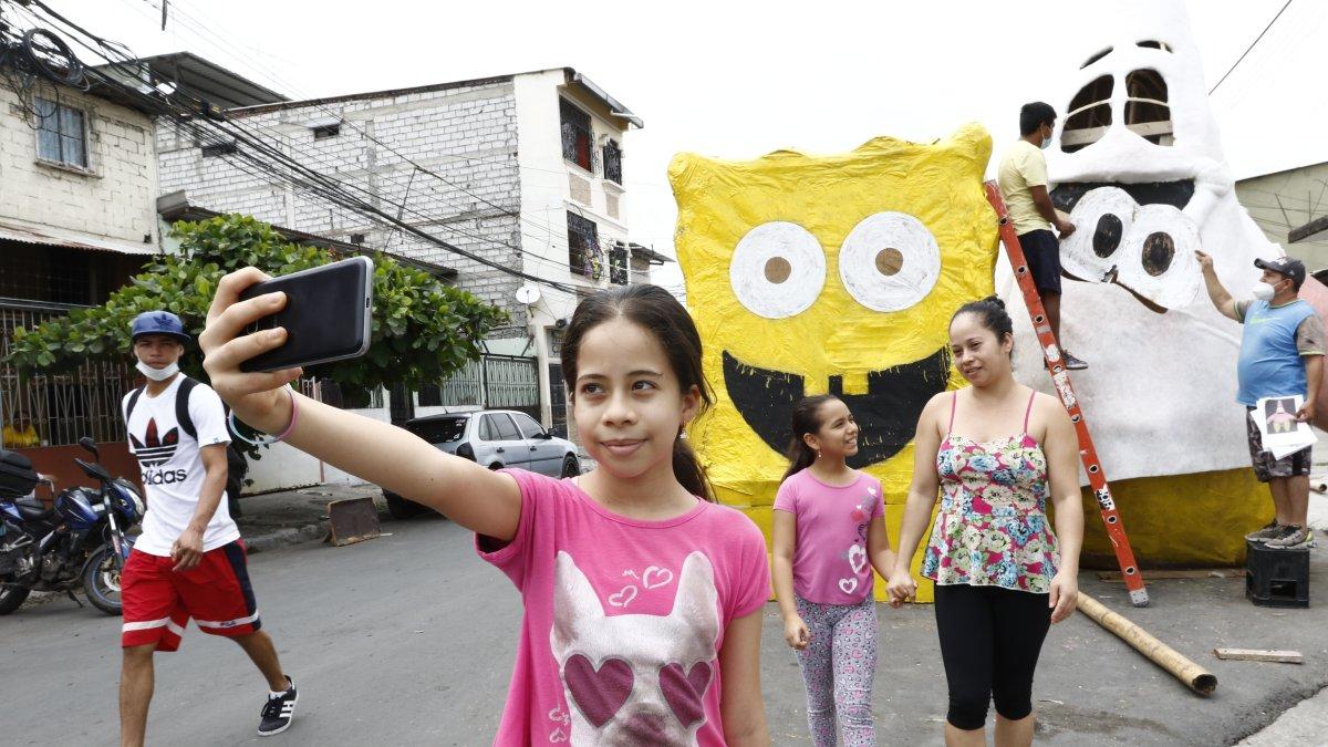 Escenario. Diferentes familias comienzan a tomarse fotos con los monigotes.