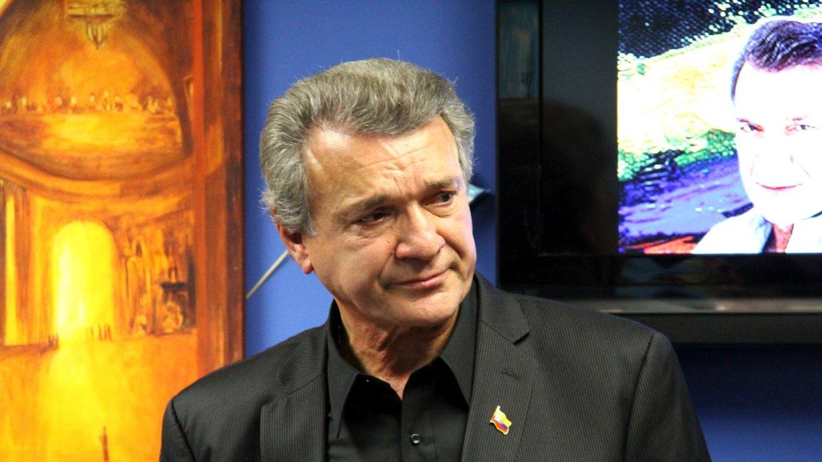 Su envolvente voz y porte de galán lo llevaron a actuar en cine y televisión.