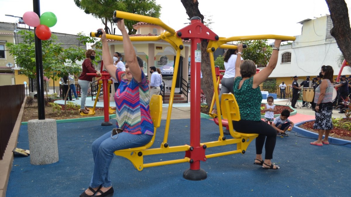 Entorno. Las áreas verdes cuentan con máquinas geriátricas, juegos infantiles, entre otros elementos.