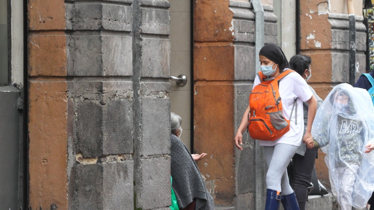 Situación. Un gran número de personas se ha volcado a las calles para pedir ayuda económica.