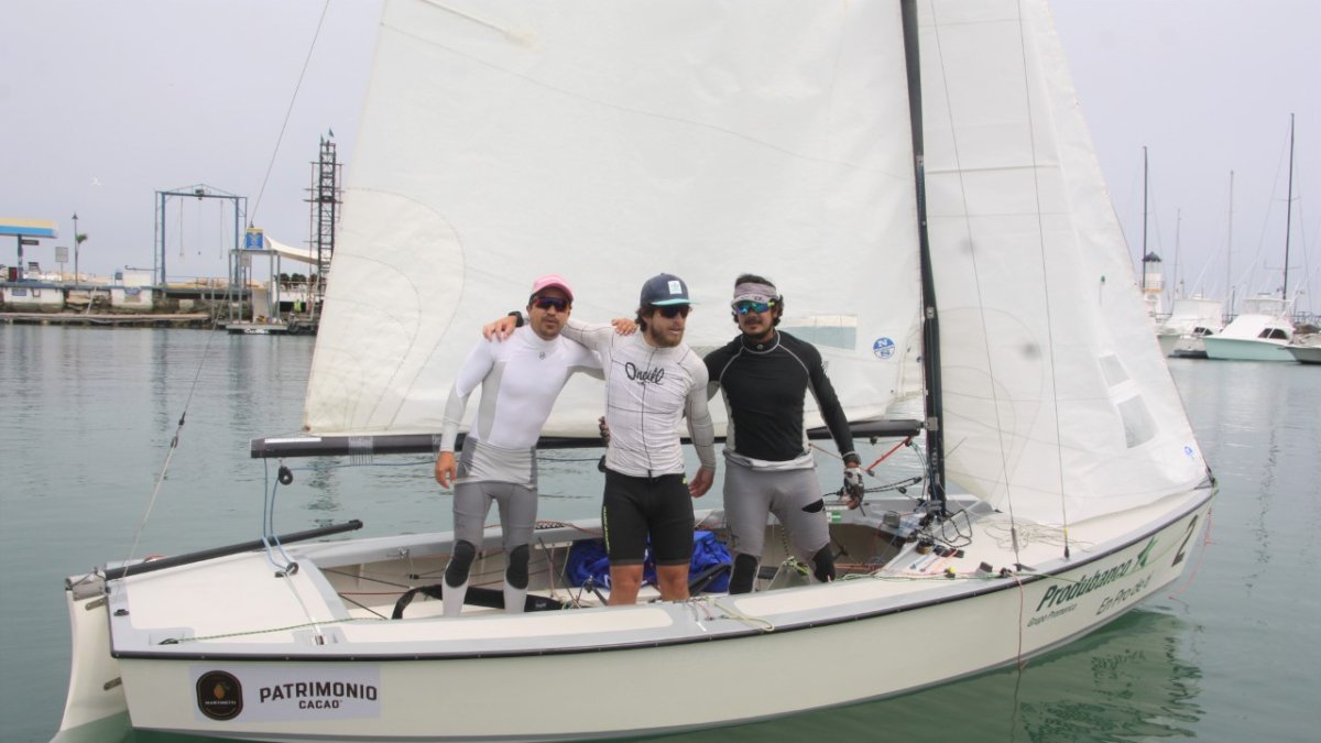 Jonathan Martinetti (i), junto a John Birkett y Francisco Almeida, integrantes de la embarcación tricolor ganadora del Sudamericano de Lighting disputado en Salinas.