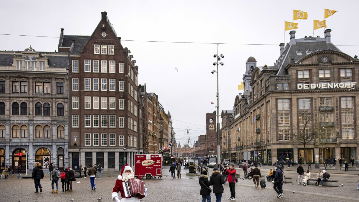 Ámsterdam. Pocas personas transitan una zona turística de esta ciudad, tras la orden de confinamiento estricto.