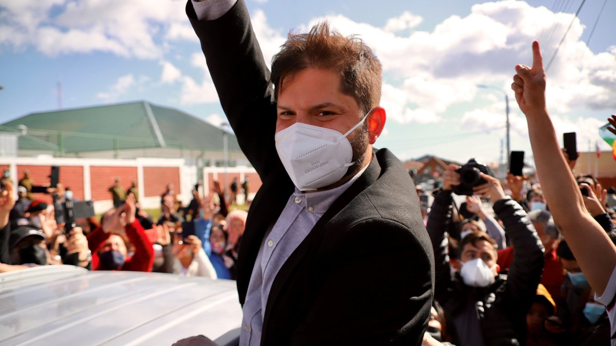 PUNTA ARENAS. El candidato presidencial por la coalición Apruebo Dignidad, Gabriel Boric, saluda a simpatizantes tras votar en la segunda vuelta de las elecciones presidenciales, ayer.