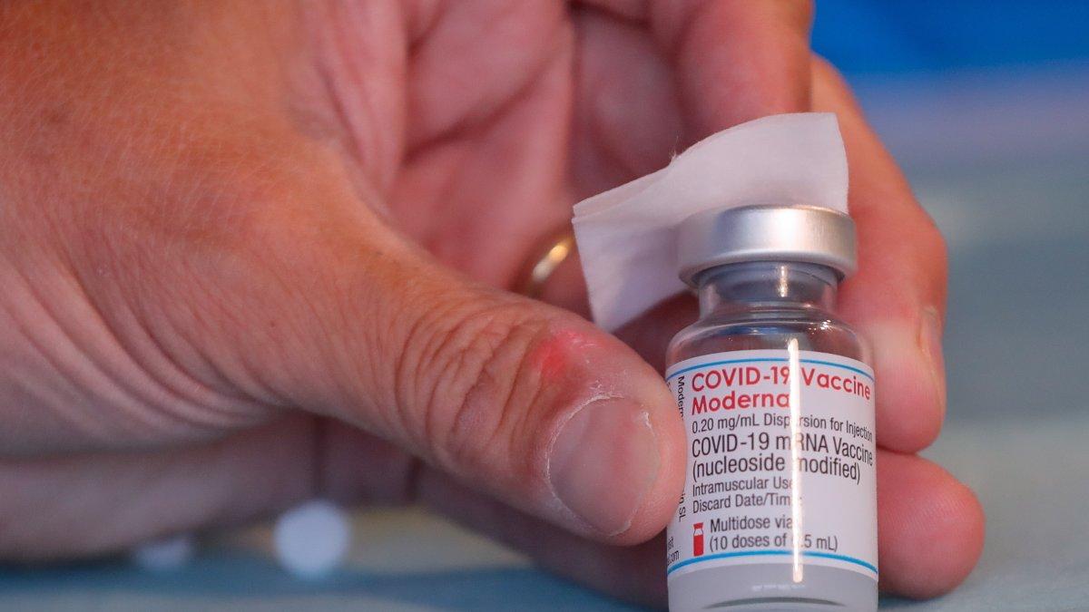 Fotografía de archivo de una vacuna contra la covid de la farmacéutica estadounidense Moderna.