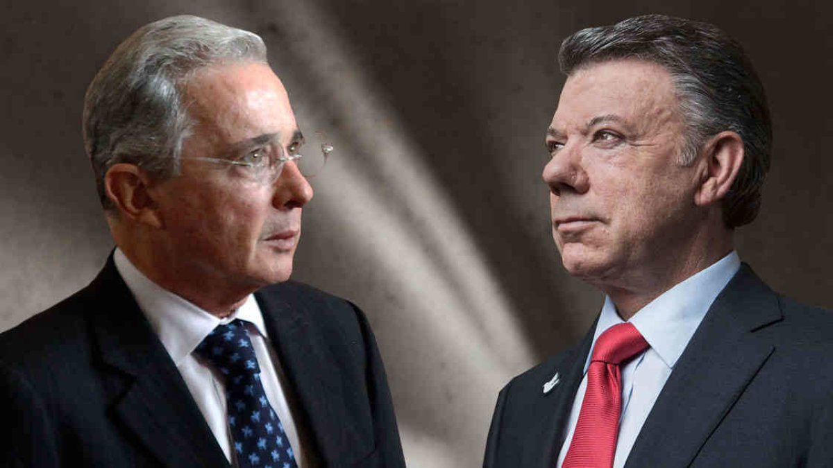 Los enfrentamientos entre los expresidentes Álvaro Uribe (iz) y Juan Manuel Santos, comenzaron durante el Gobierno de este último, por acordar la paz con las FARC.