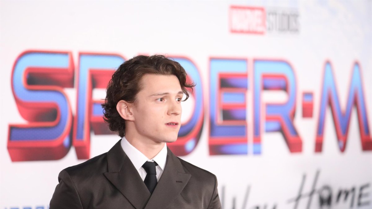 El actor británico Tom Holland posa en la alfombra roja del estreno de 
