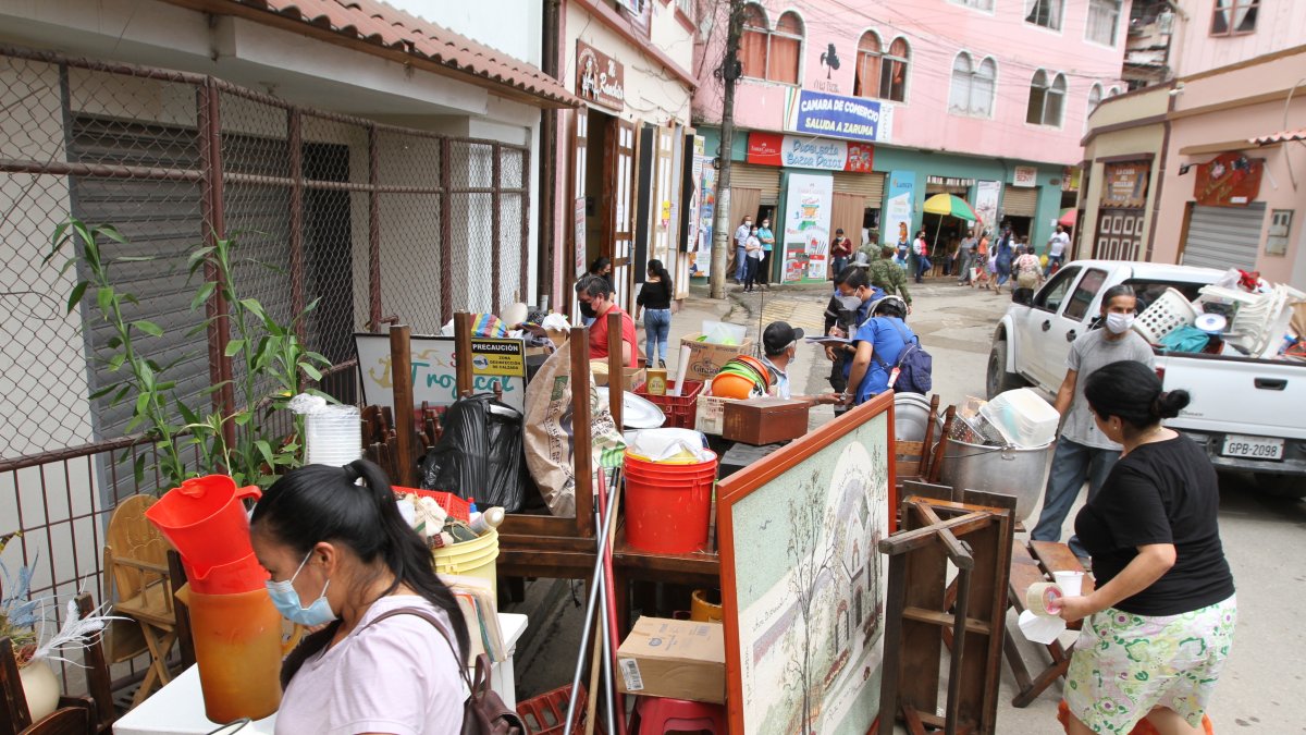 Desalojados. Los habitantes alrededor del socavón fueron evacuados ante el posible colapso de más casas.