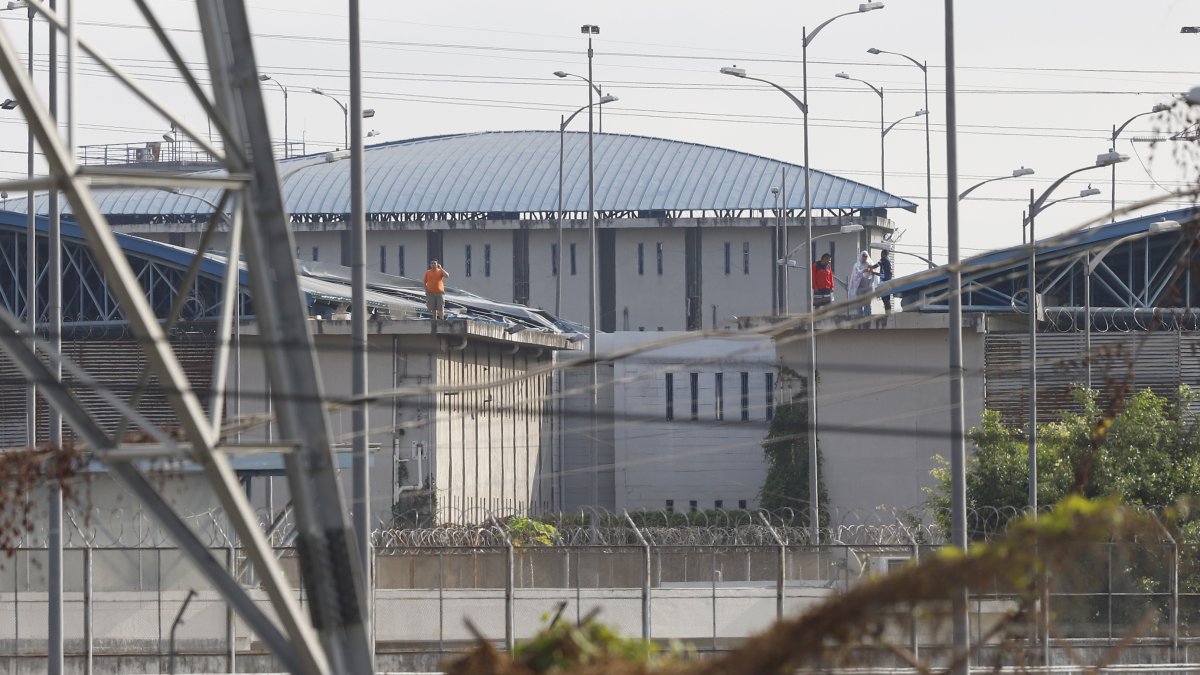 Vigilancia. En Guayaquil, los privados de libertad vigilan los movimientos en el exterior del complejo penitenciario desde los techos de la cárcel.