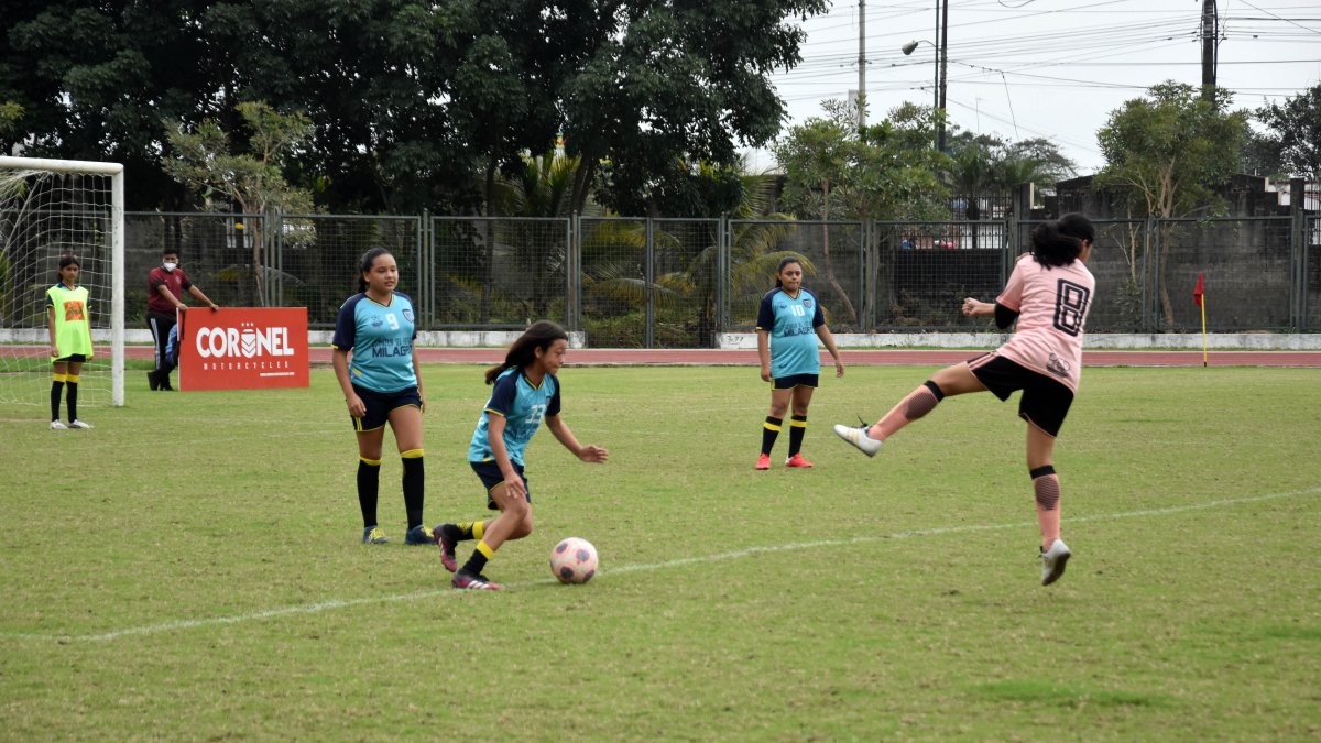 Dayanna Maithé Andocilla (i) es la figura del elenco milagreño. Ella es la encargada de generar juego y de los cobros de pelota quieta, con lo que marca diferencias.