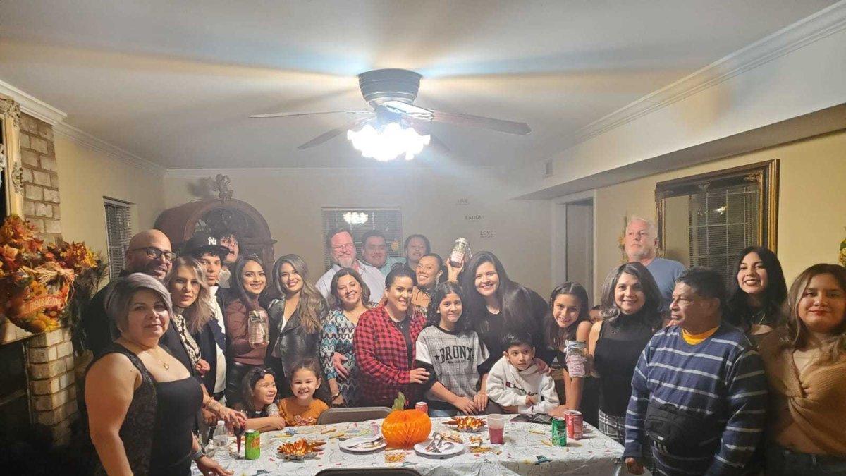 Celebración. Parte de los migrantes en la cena de Acción de Gracias, en EE. UU.