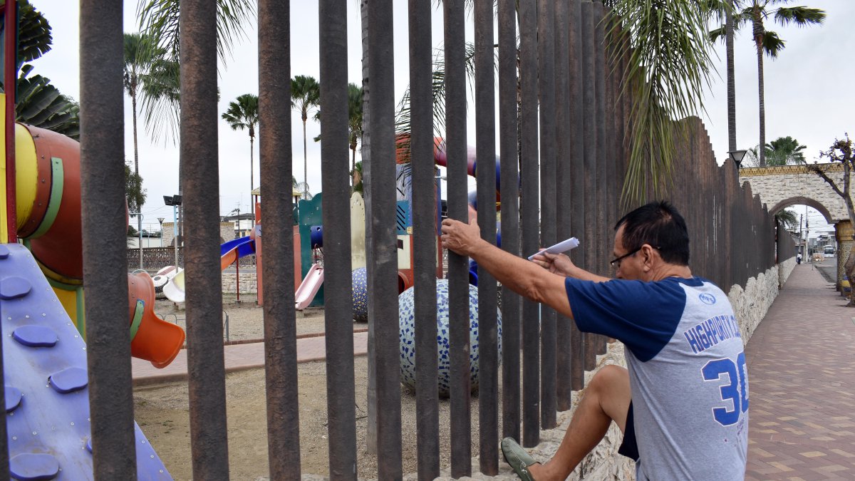 Hecho. Saltándose el cerramiento o pasando entre los tubos, la ciudadanía intenta visitar el parque.