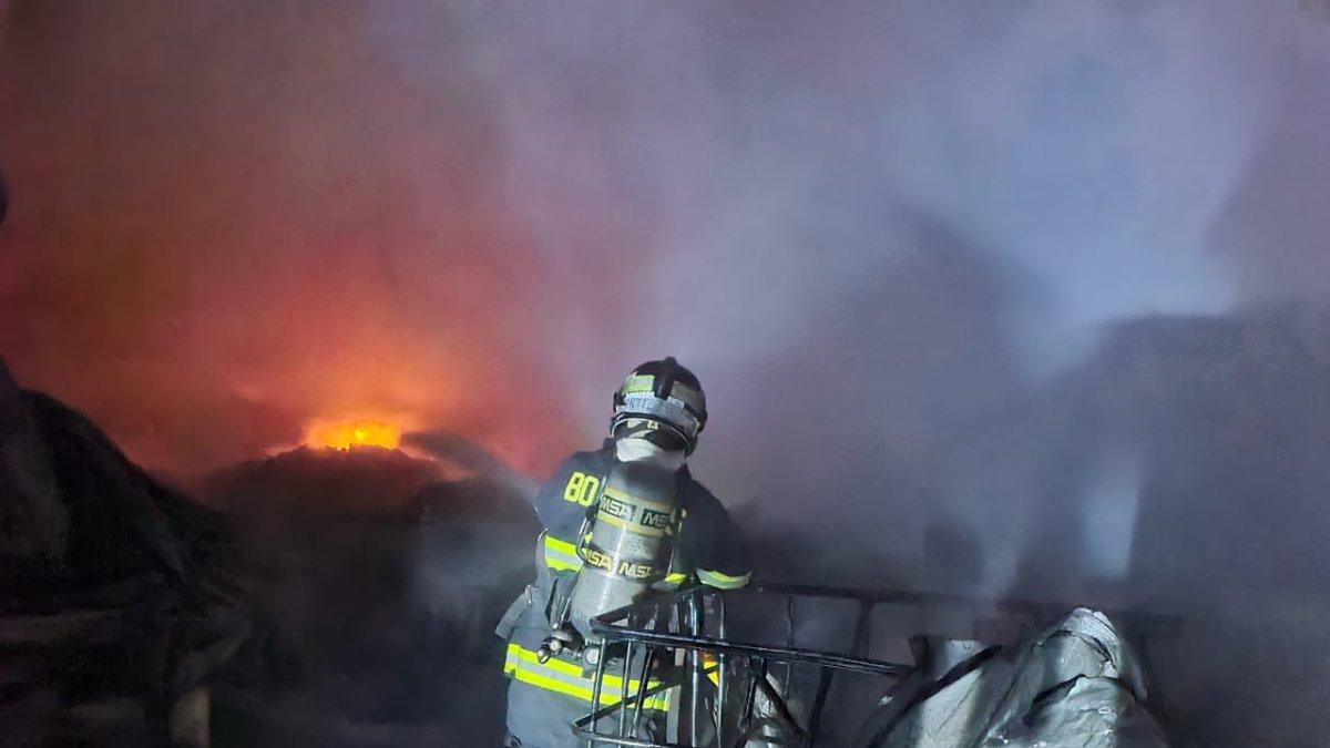 Tareas. Medio centenar de miembros del Cuerpo de Bomberos sofocaron un incendio en una fábrica del norte de Quito.