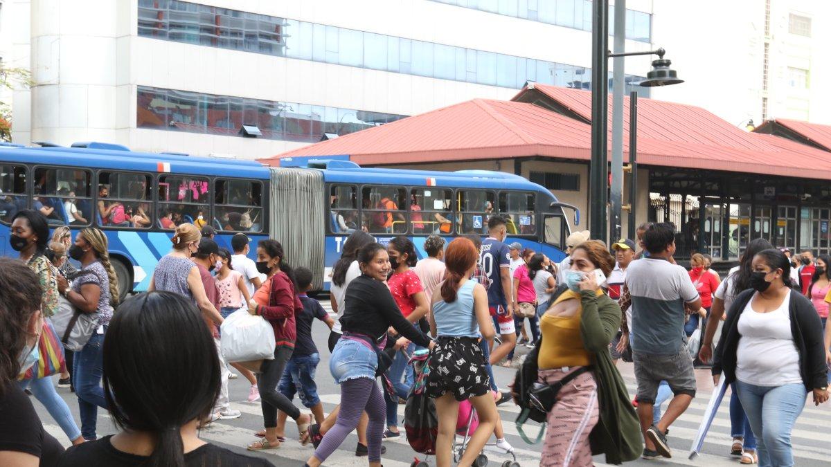 En el centro de Guayaquil se observa aglomeración de personas y en algunos casos no usan la mascarilla o la usan mal.