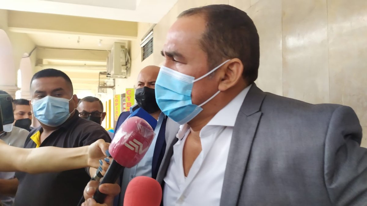 Hasta el lugar, llegó con tres cajas que portaban documentos; según expresó son 