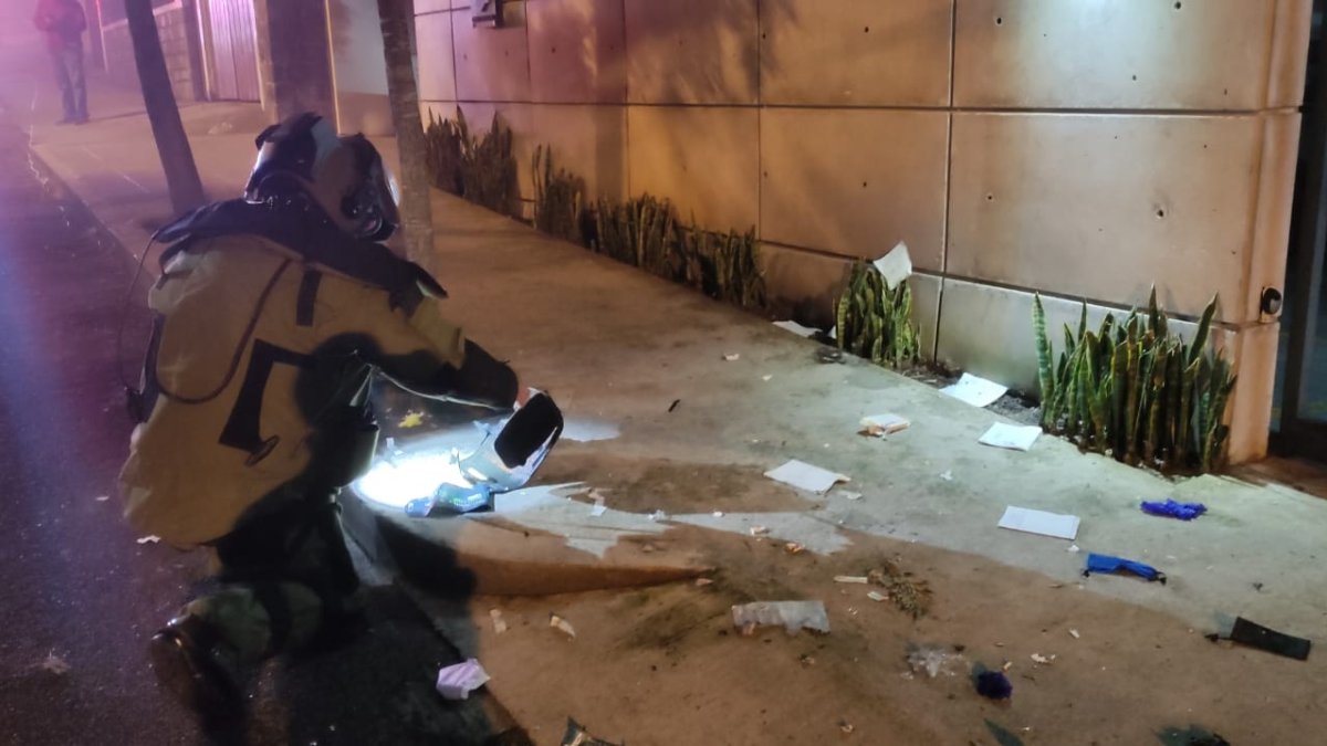 Detonación. Un miembro del Grupo de Intervención y Rescate, durante la explosión controlada de una maleta sospechosa.