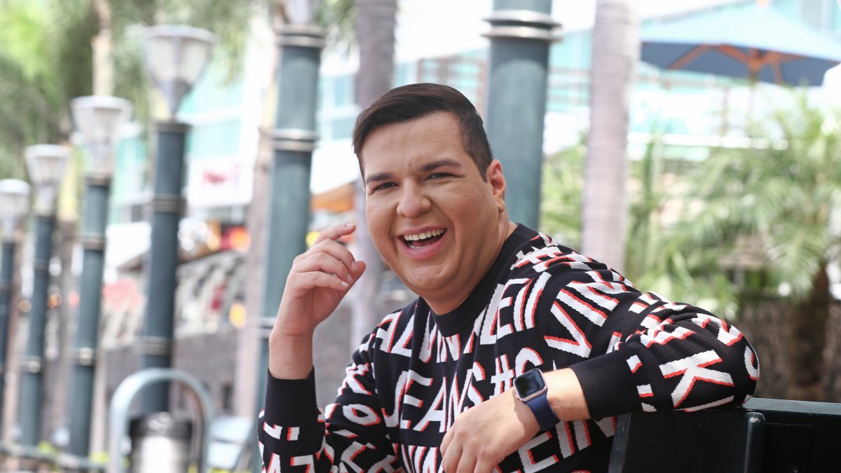 Miguel es alegre y bromista.