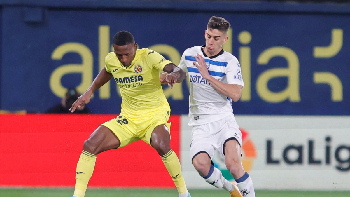 Pervis Estupiñán (i), del Villarreal, protege el balón ante Pere Pons.