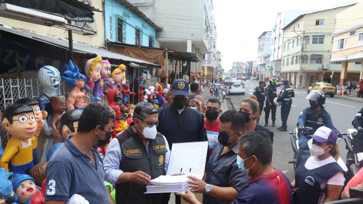 Cruzada. La Policía Metropolitana recibió los datos de los artesanos y prometieron que vigilarán 20 cuadras de la 6 de Marzo.