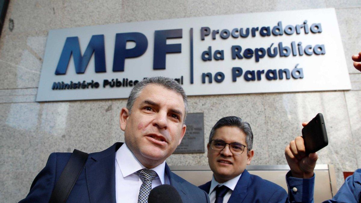Fotografía de archivo fechada el 2 de octubre de 2019 que muestra a Rafael Vela, fiscal que lleva el caso Lava Jato en Perú, mientras habla con la prensa tras llegar a la sede del Ministerio Público Federal en el estado de Paraná para interrogar al ingeniero brasileño Jorge Barata, implicado en el escándalo de Odebrecht, en Curitiba (Brasil).