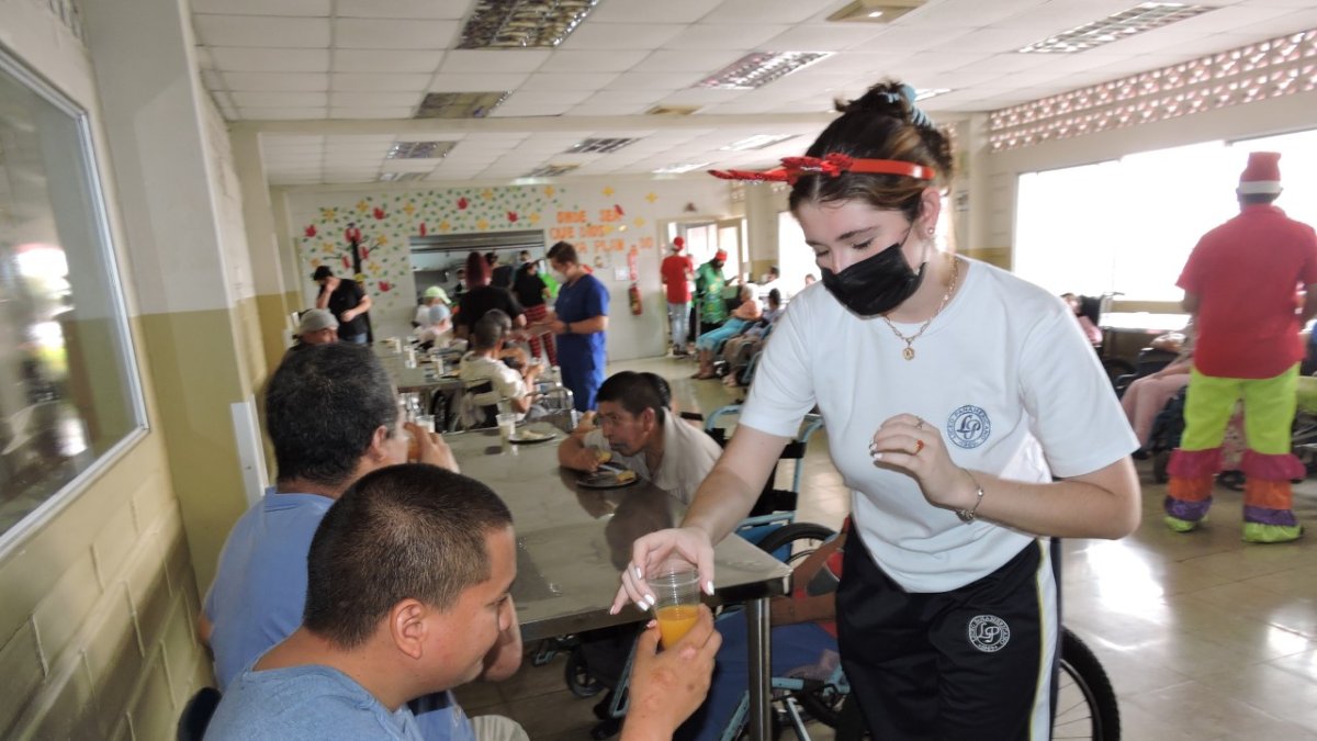 Estudiantes del  Liceo Panamericano visitaron entidades sociales para brindarles su ayuda..