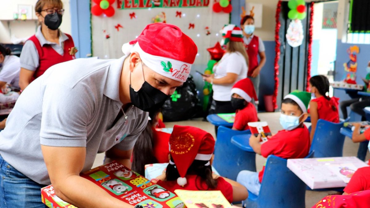 Los estudiantes de un colegio particular llevaron regalos a los niños de una escuela de Durán y Pedro Carbo.
