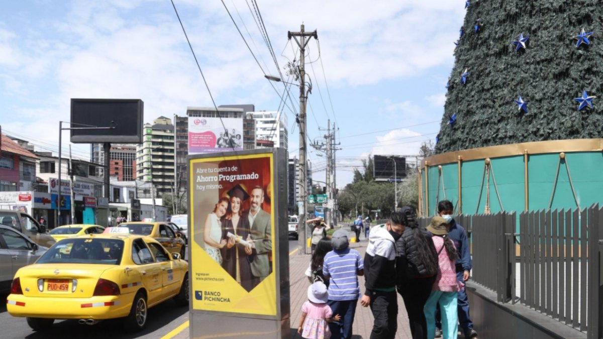 Dificultad. Ciudadanos que circulan por las veredas consideran que las vallas son una molestia para el peatón.