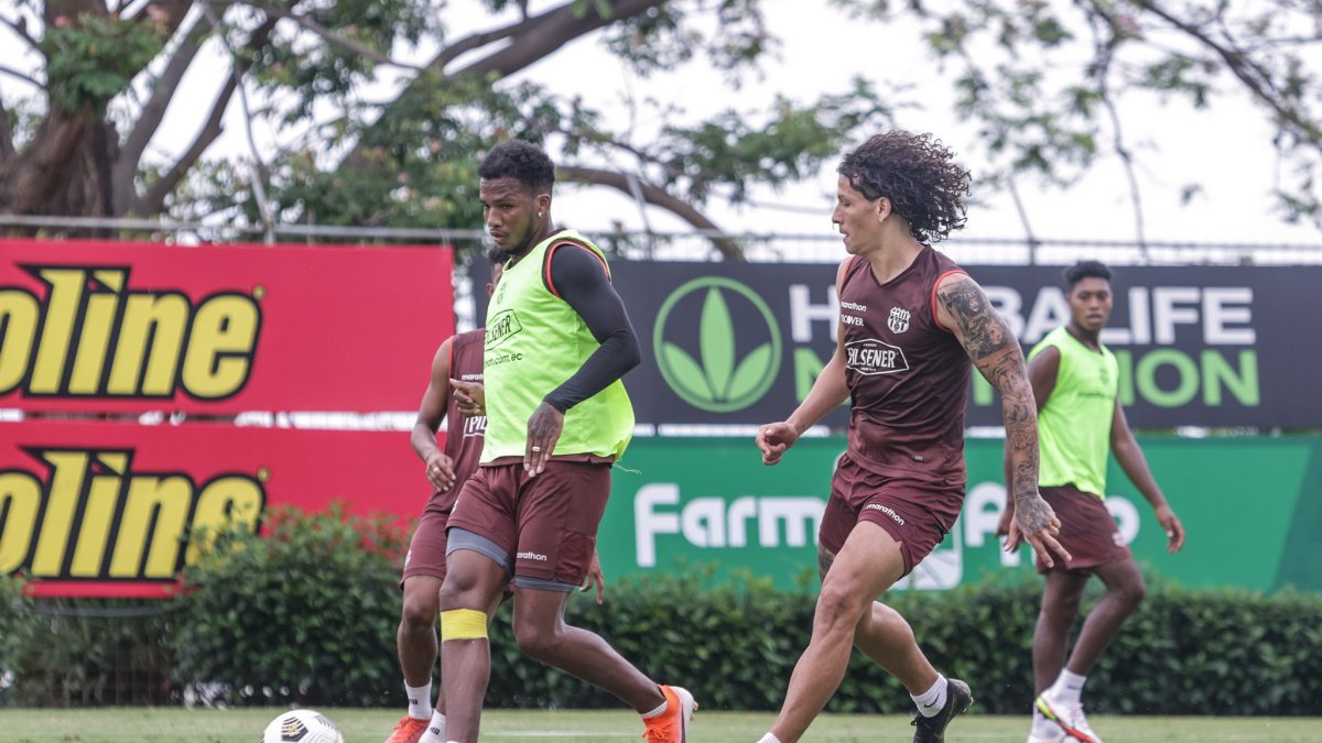 Darío Aimar (i), defensa de Barcelona, reaparecerá el próximo año tras su lesión. Williams Riveros (d), zaguero, continuará en el Ídolo.