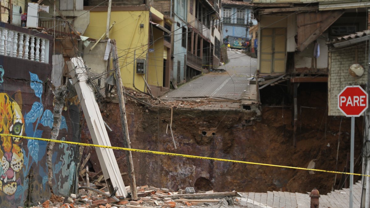 Escenario. Tras el primer hundimiento del jueves pasado, nuevas casas cayeron en los días posteriores.