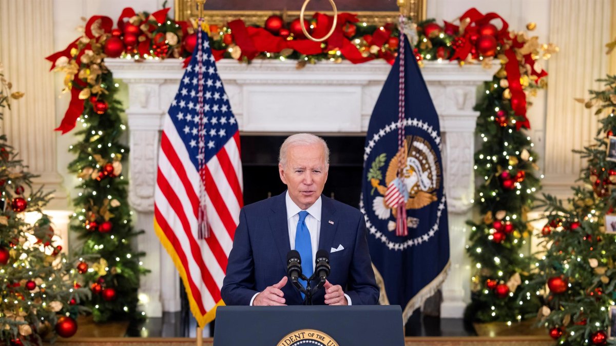 El presidente de Estados Unidos, Joe Biden, fue registrado este martes al anunciar las medidas para afrontar la variante ómicron del coronavirus, en la Casa Blanca, en Washington DC (EE.UU.)