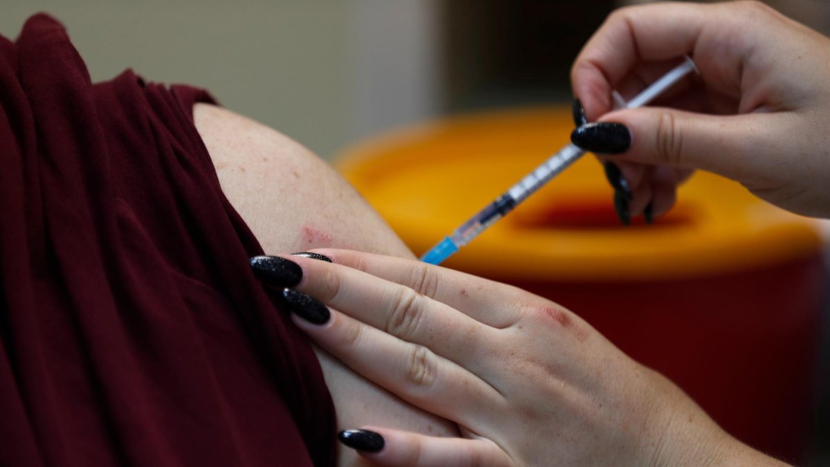 Israel comenzará a aplicar la cuarta dosis de la vacuna contra la covid-19 a mayores de 60 años y a trabajadores de la salud, cuando hayan pasado cuatro meses e la tercera dosis.