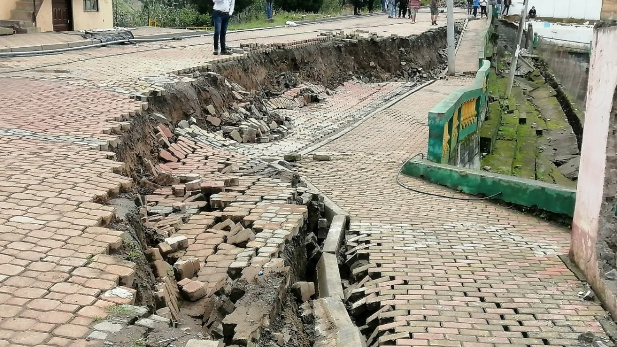 Daños. El pavimento se abre y las casas se hunden en un barrio de Chimbo.