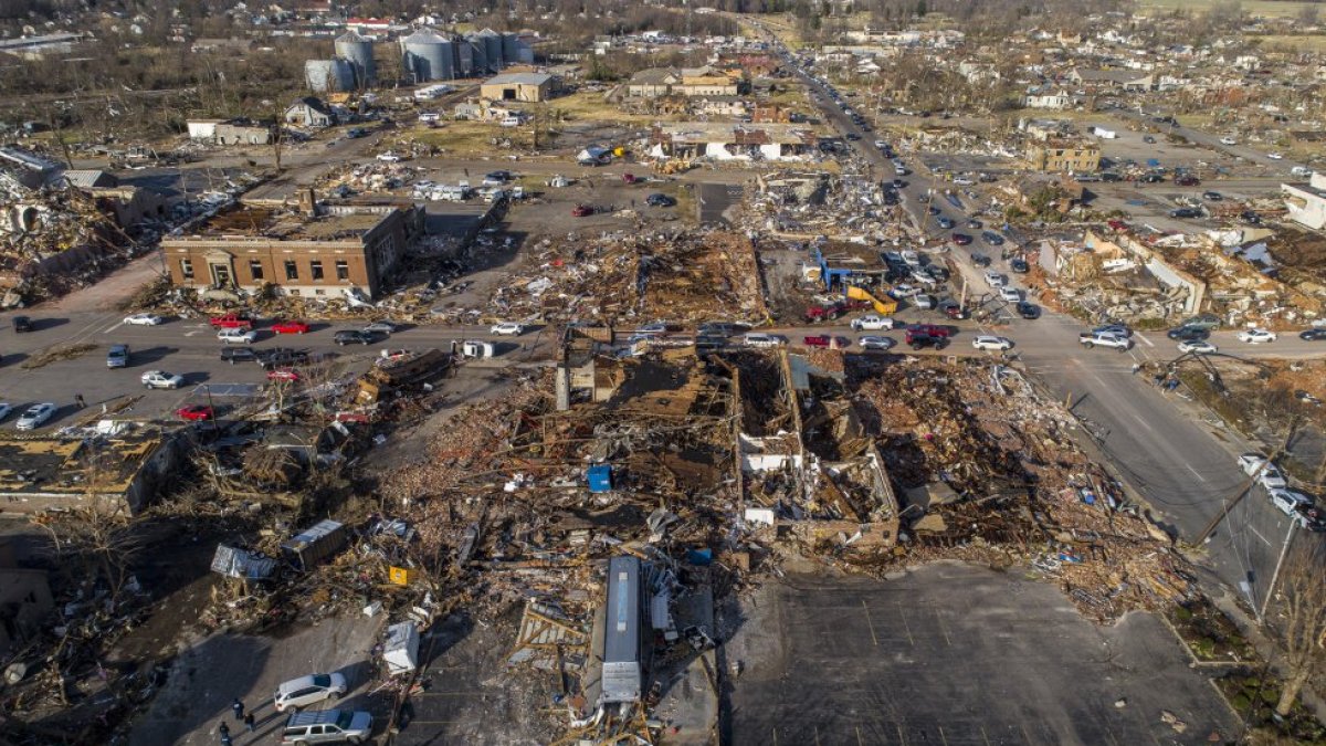 Vista aérea de los daños causados por el tornado a su posa por la localidad de Mayfield (Kentucky). El gobernador de este Estado, Andy Beshear, alertaba de que “el número total de muertos podría ser mayor de 100″. “Los informes son realmente desgarradores”, lamentaba Beshear.