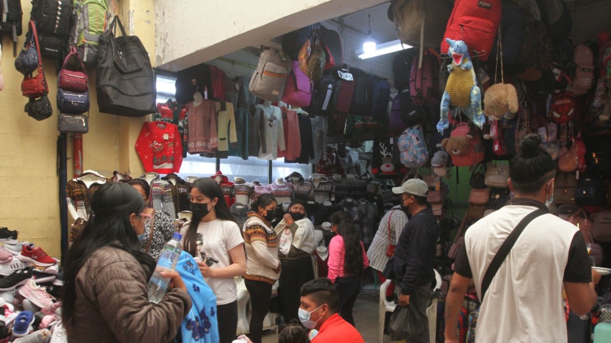 Ciudadanía se aglomera para realizar compras navideñas en locales comerciales del centro de la ciudad.