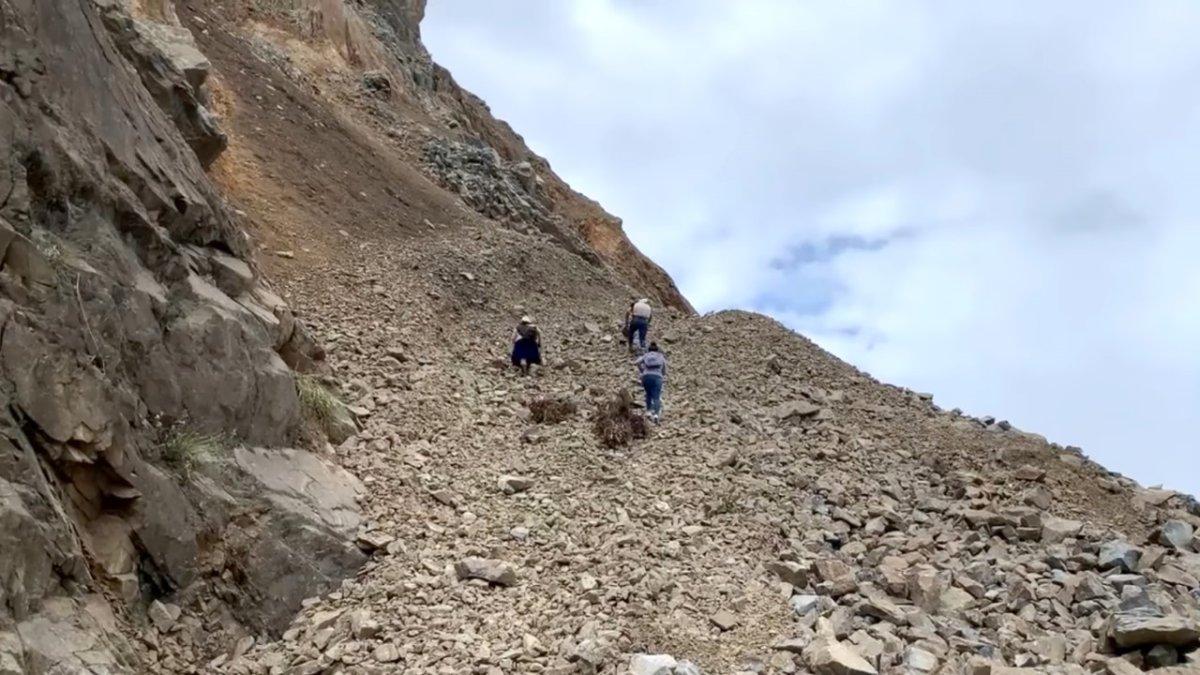 Los deslizamientos se dan casi a diario en el punto crítico de la vía, por donde circulan carros y peatones.