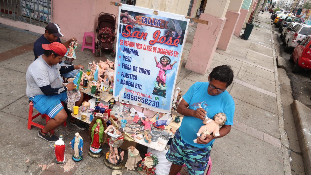 Pinceles, brochas, sopletes, pinturas, yeso y cerámica son los materiales que usan José Medina y sus hijos Juan Cristóbal y Juan Eduardo para restaurar y pintar figuras religiosas en la calle.