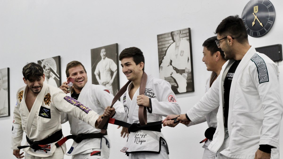 Enrique Guerrero fue ascendido a cinturón negro de Jiu Jitsu por sus profesores Johnny Tama y Ariel Pereira, luego de su participación en el Mundial.