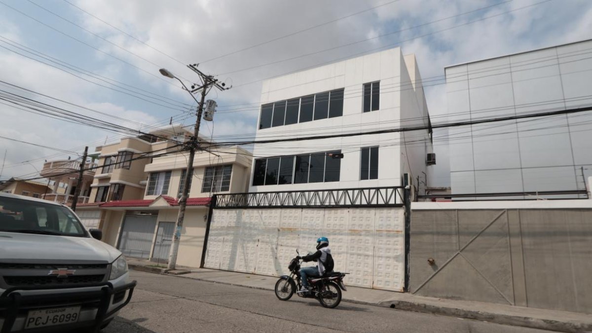 La joven venezolana cayó de esta edificación tras presuntamente saltar para intentar cruzar a otra casa.