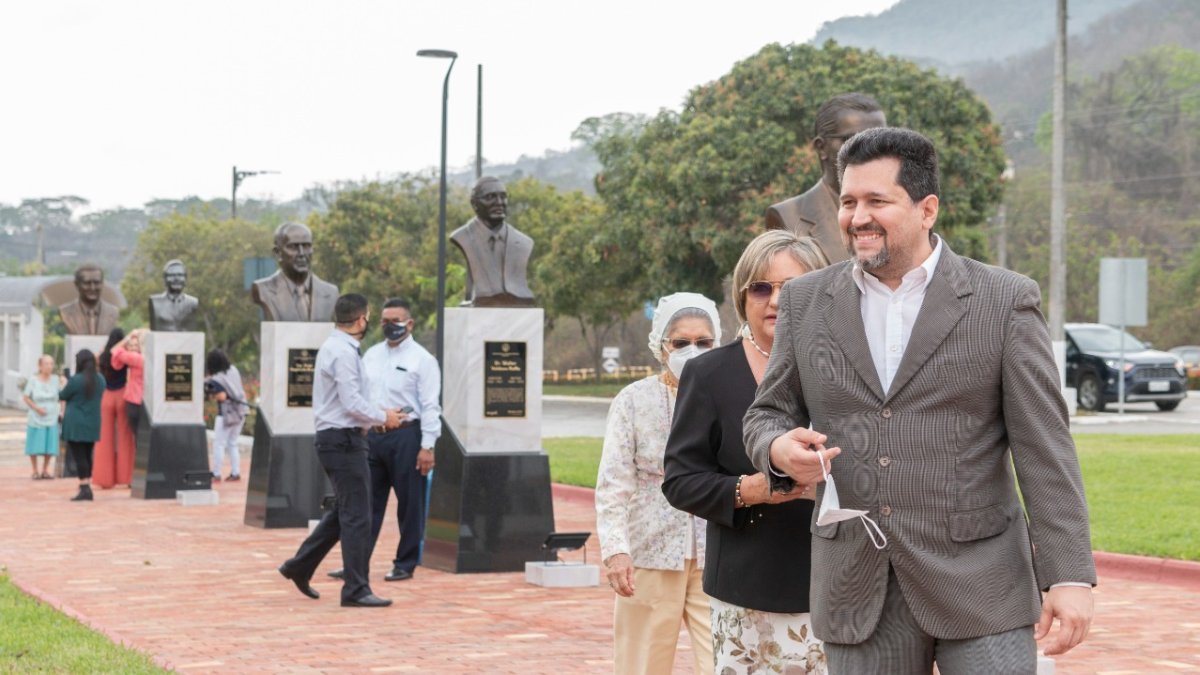 Se develaron cinco bustos de exrectores de la Espol.