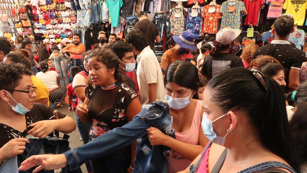 Bahía. En este punto del centro de la ciudad, las promociones y las ventas se incrementan cada día. Desde las 09:00, se percibe gente en el sitio.