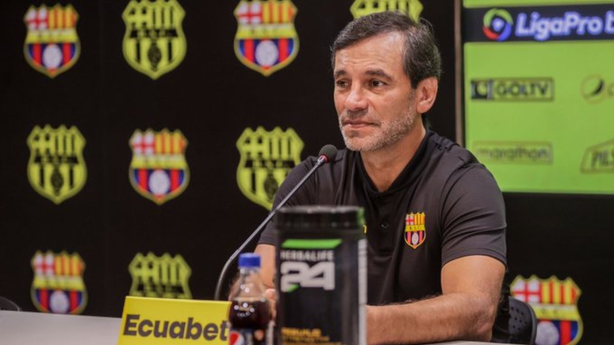 Fabián Bustos renovó por una temporada más con Barcelona.