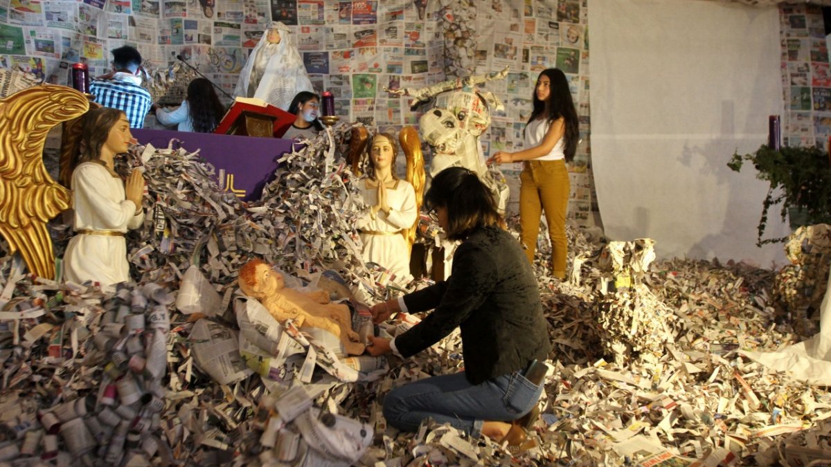 Casi una tonelada de papel, que donaron los feligreses, se empleó en la confección de las figuras sobre bases de hierro y aluminio.