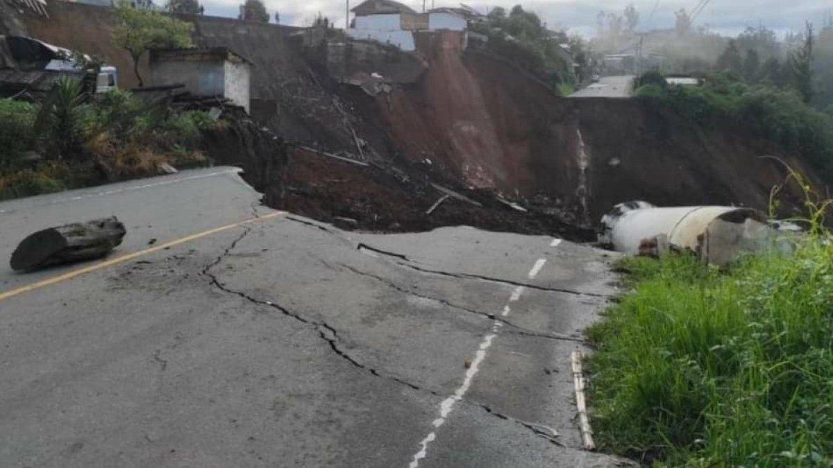 El grave hundimiento de la vía que afecta a todo un barrio en San José de Chimbo, Bolívar.