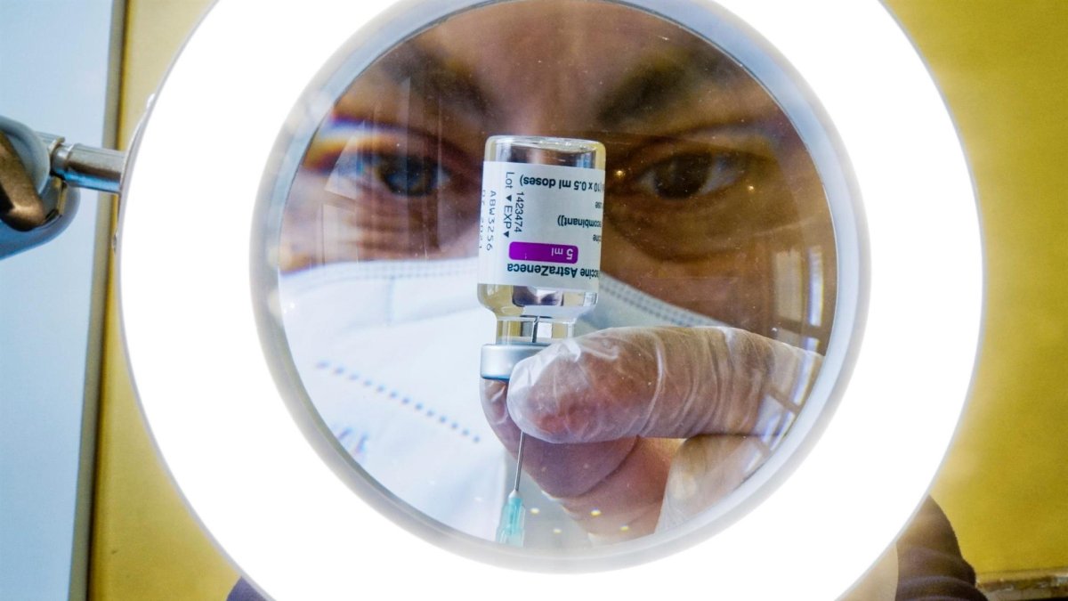 Un sanitario prepara una vacuna de Astrazeneca.