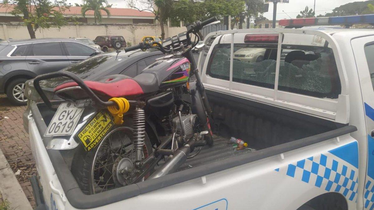 Esta es la moto retenida por anomalías en sus series de identificación. También se observa los vidrios rotos del patrullero, por parte de un sujeto que intentó llevarse la motocicleta.