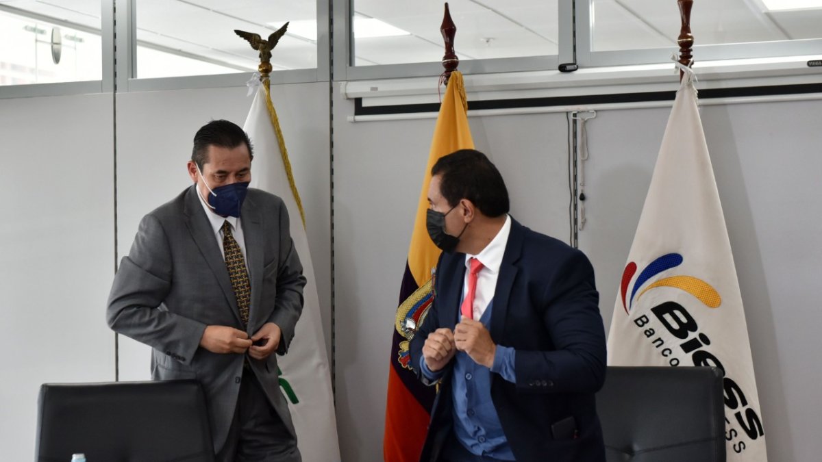 Francisco Cepeda, presidente del Directorio del BIESS, e Iván Tobar, gerente General.