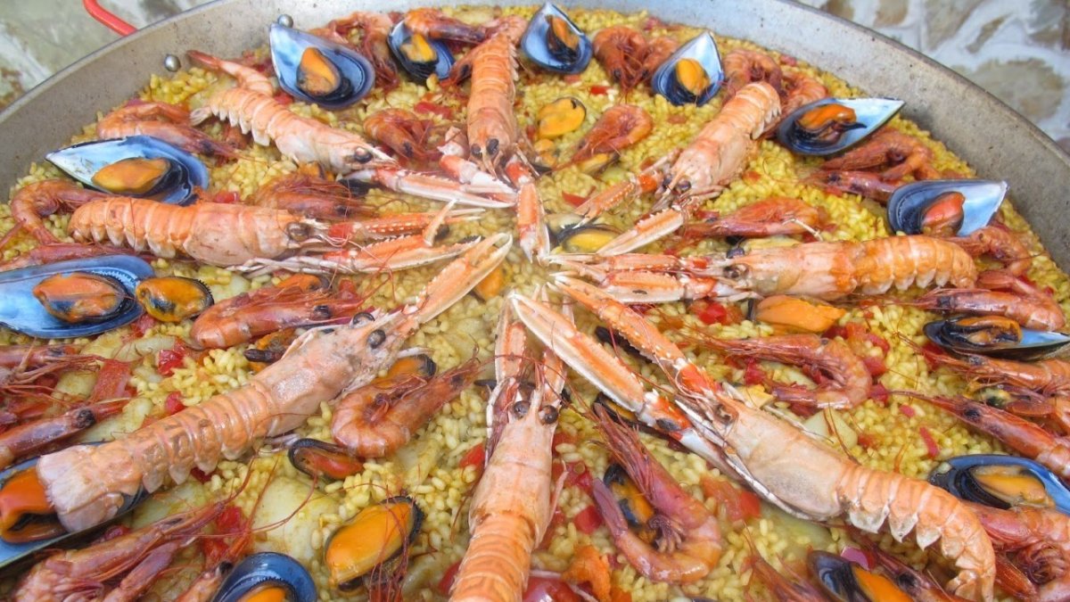 Hay arroces para todos los gustos combinados con una variedad de mariscos.
