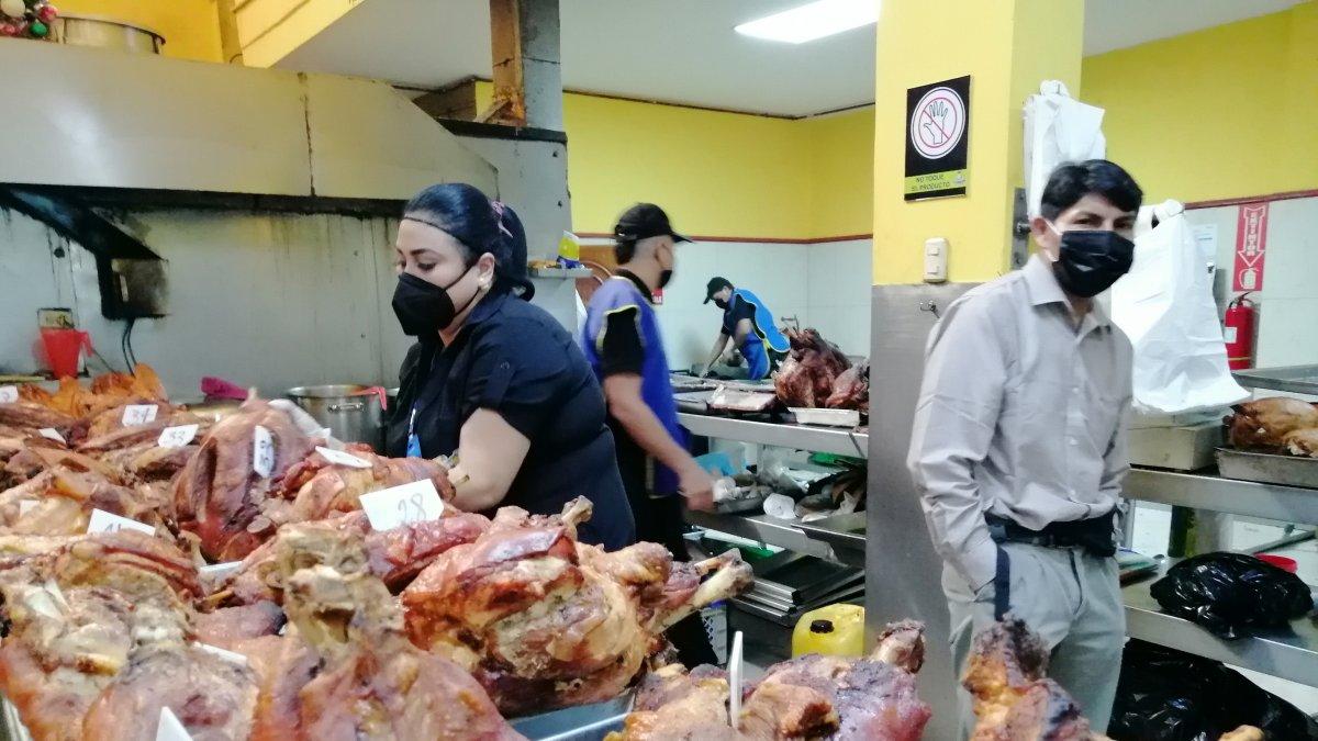 Un día antes de la Noche Buena la demanda de cerdo y pavo ya es alto versus el 2020, en Sabrosón.