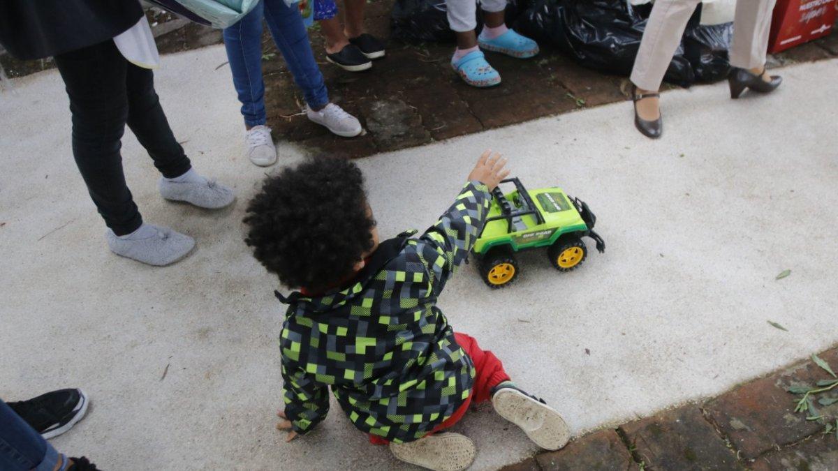 Casa Hogar. Uno de los niños que vive en Casa Elizabeth recibe un carro de regalo. Esta institución ayuda a madres adolescentes solas o víctimas de violencia sexual.